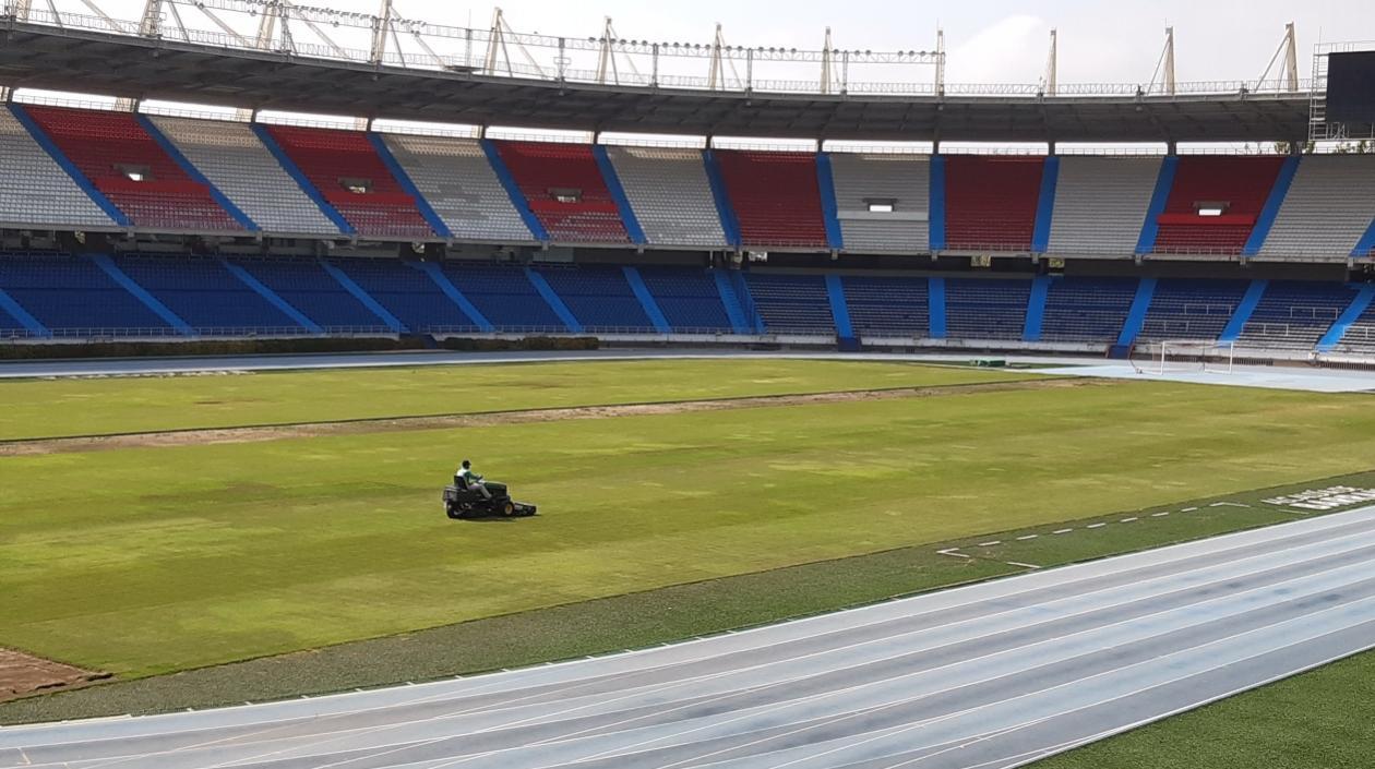 Así se encuentra la grama del Metropolitano.