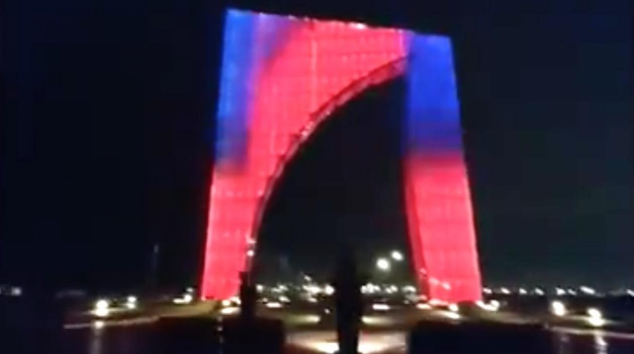 El monumento iluminado.