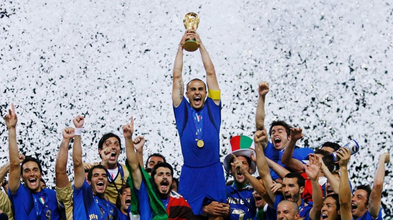 El italiano Fabio Cannavaro levantando la copa.