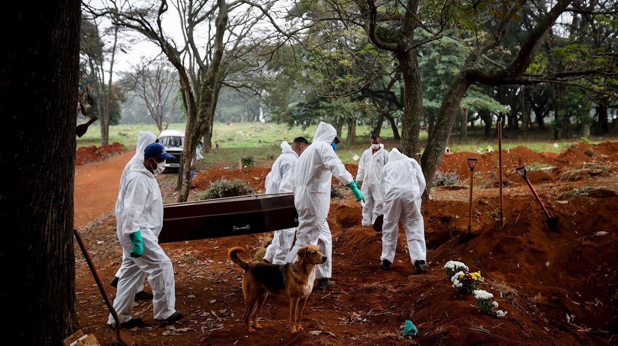   Sepultureros trabajan este 18 de mayo en el cementerio Vila Formosa, en Sao Paulo (Brasil). 