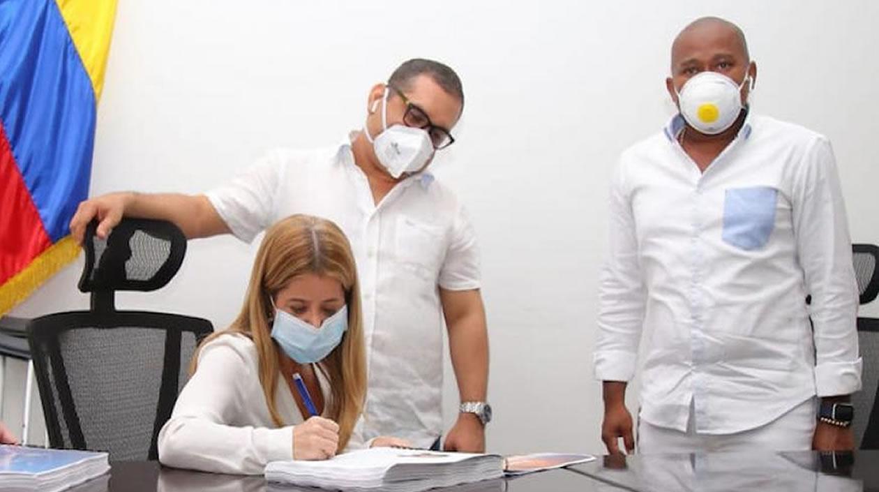 La Gobernadora Elsa Noguera firmando el documento.