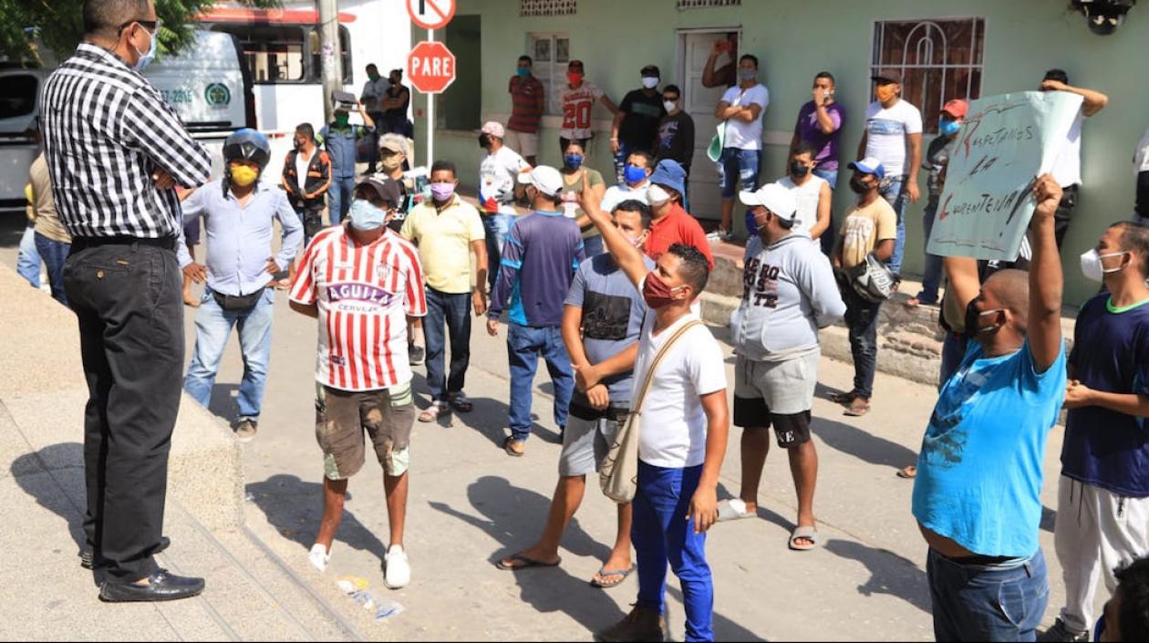 El diálogo con mototaxistas y motocarristas en la vía pública.