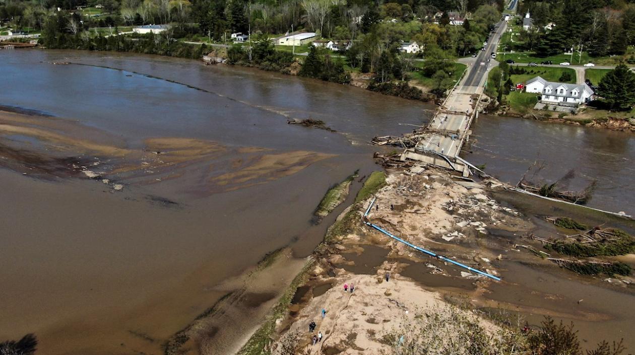 Fueron evacuados habitantes de las poblaciones de Edenville y Sanford.