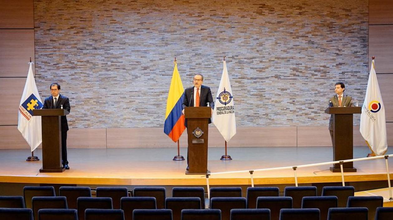 Los jefes de tres entes de control durante la rueda de prensa conjunta.