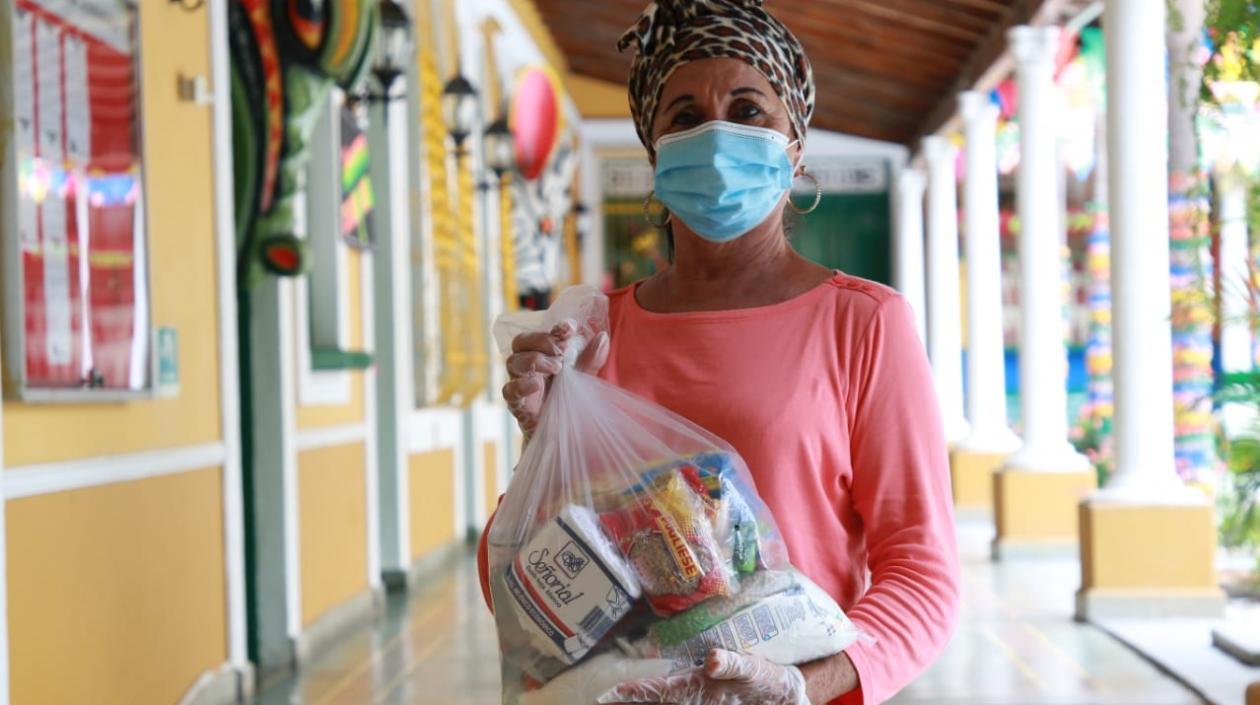 Hacedores reciben ayudas de Carnaval de Barranquilla para que se queden en casa.