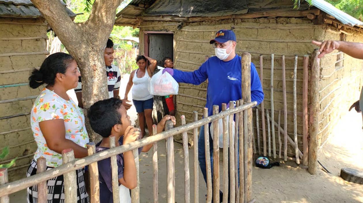Entrega de ayudas alimentarias en el municipio de Juan de Acosta.