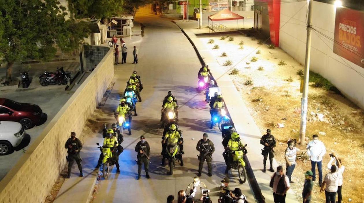 Las autoridades ejerciendo controles nocturnos en Soledad.