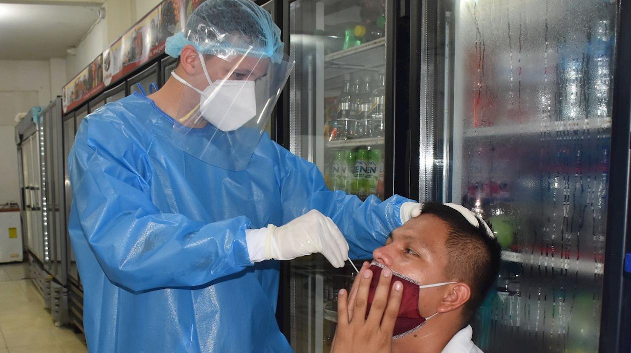 Personal médico realizando prueba.