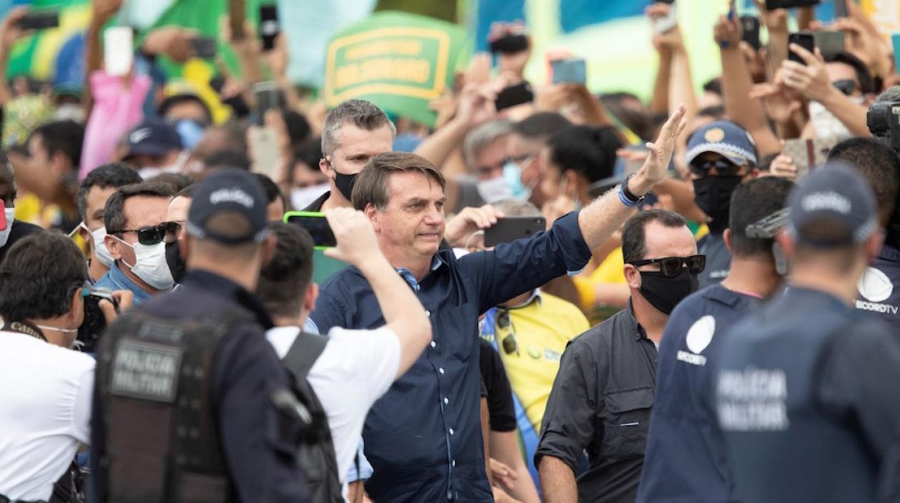 El Presidente Jair Balsonaro sin ninguna protección de bioseguridad, en medio de la multitud.