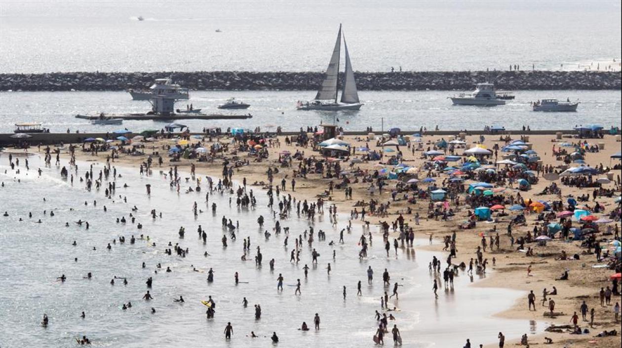 Panorama de una playa del sur de California este domingo.