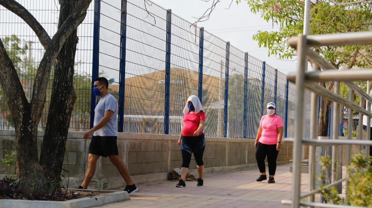 Solo los adultos pueden salir a hacer ejercicios en parques en horas de la mañana.
