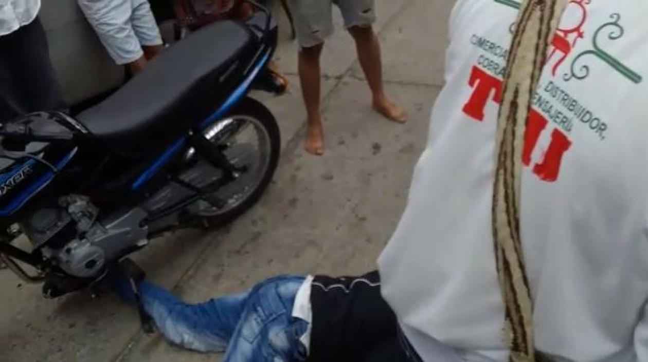 Uno de los presuntos delincuentes quedó muerto en el acto.