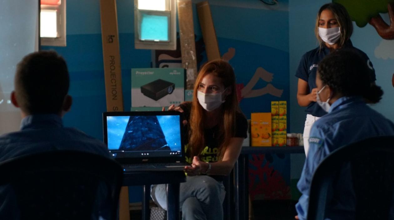 La primera dama, Silvana Puello, realiza la entrega de la dotación.