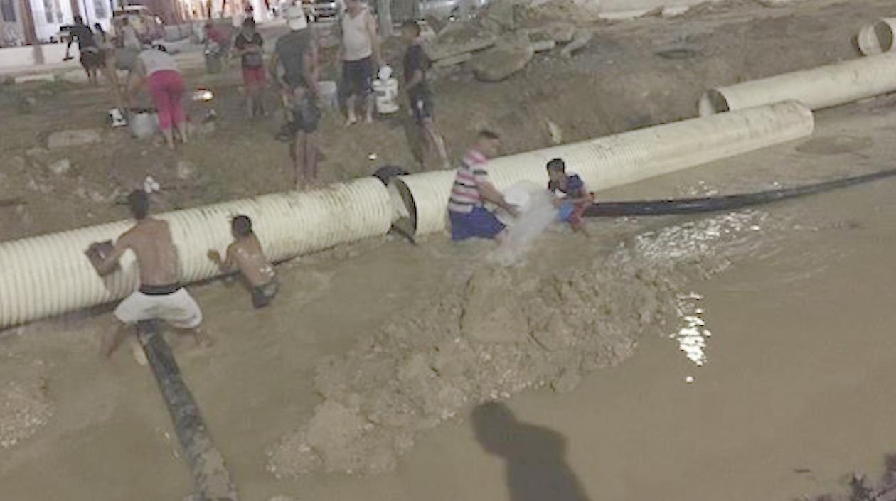 Tubería rota en Los Olivos que mantiene el sector sin agua.