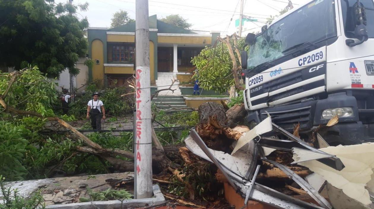 Camión accidentado este jueves en la carrera 38 con calle 69.