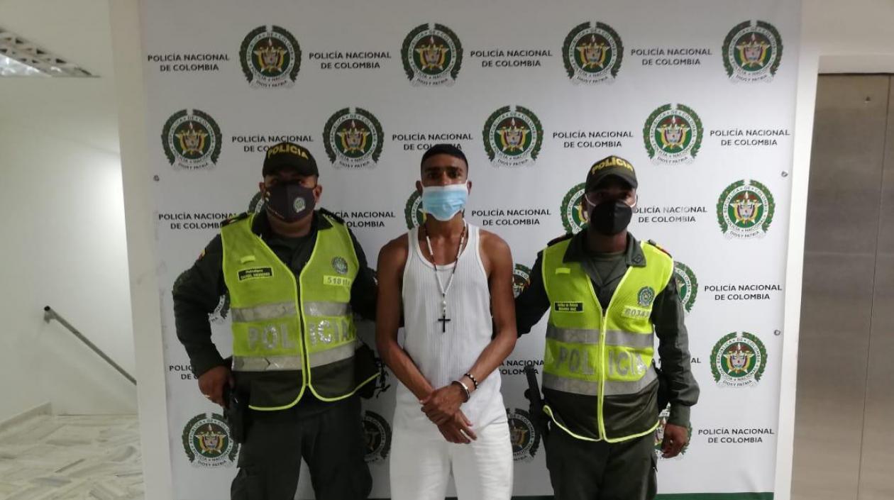El hombre tras ser capturado por la Policía.