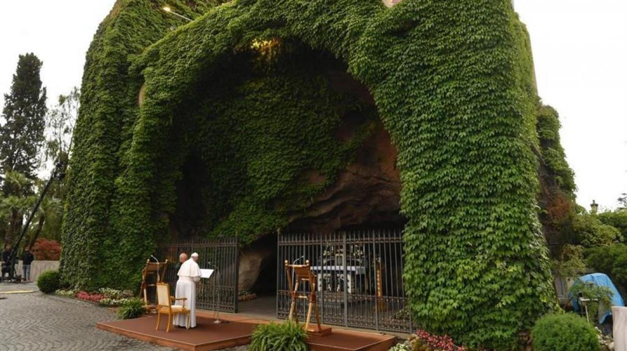 El Papa Francisco en la gruta Lourdes en los jardines del Vaticano.