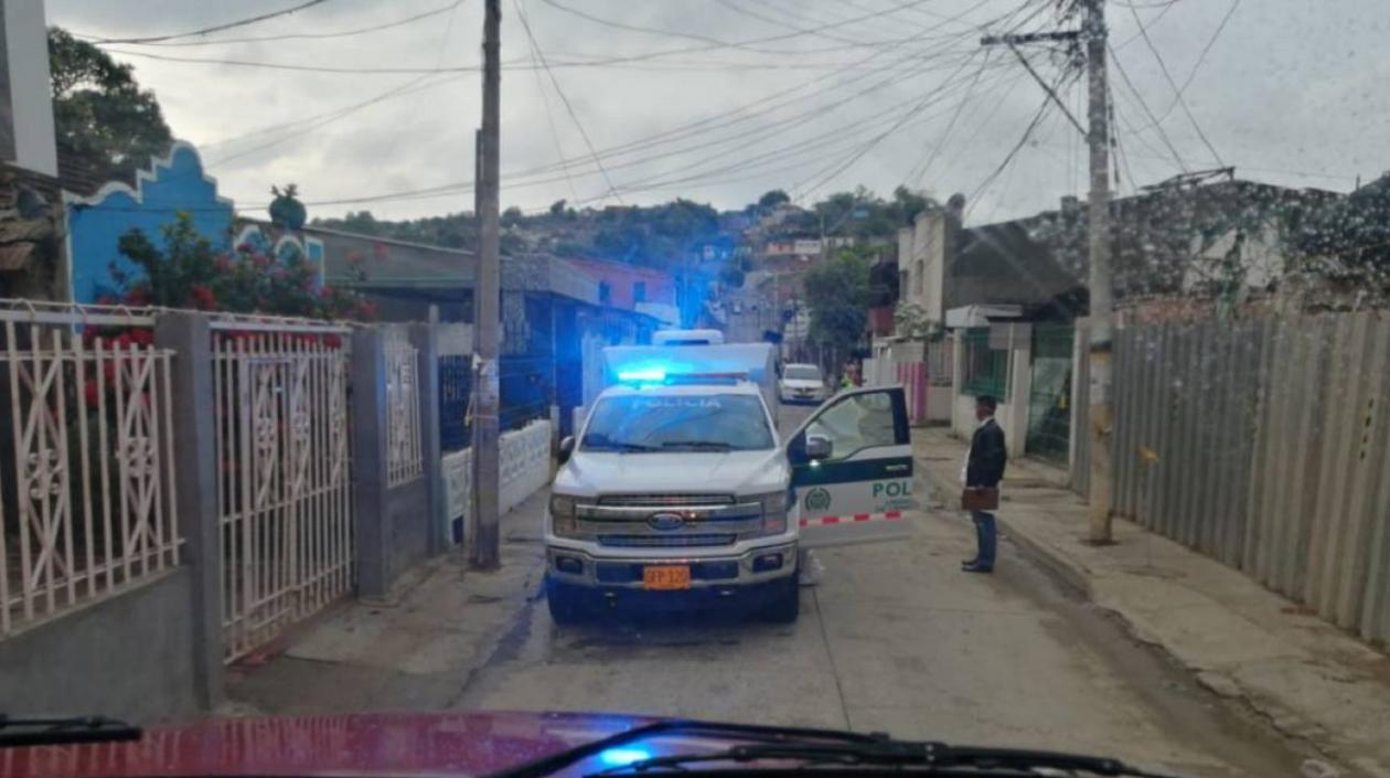 La Sijin llegó al lugar del incendio a realizar la inspección del cadáver del menor.