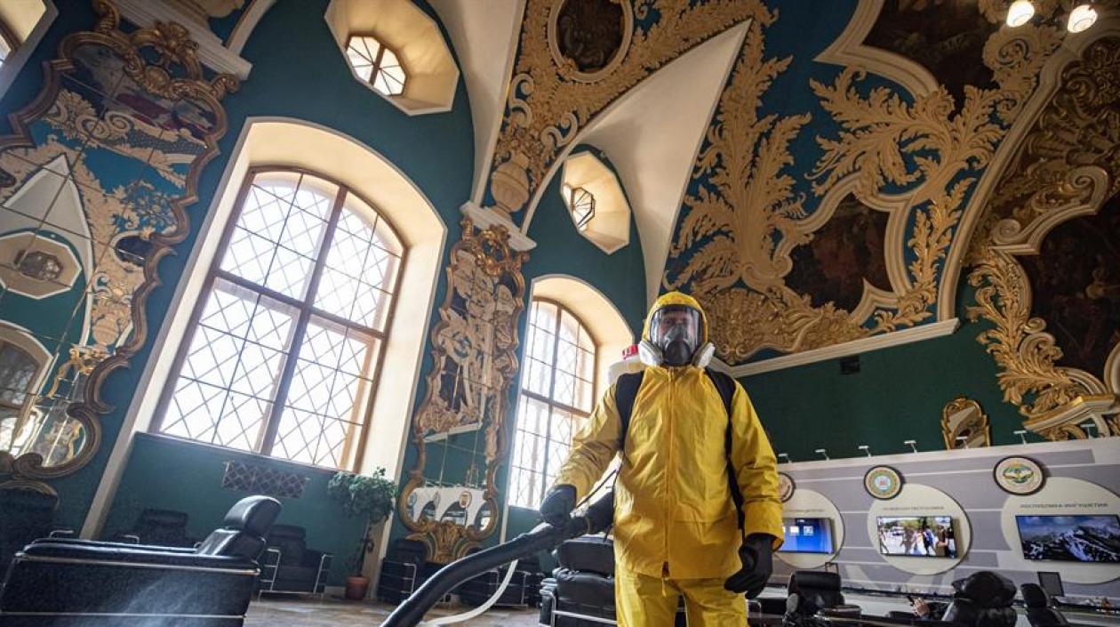 Desinfección de una estación de tren en Moscú.