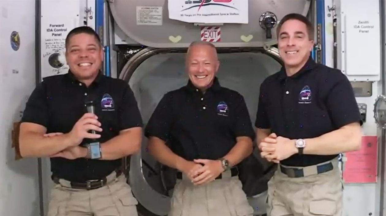 Astronautas de la NASA y miembros de la tripulación de la Expedición 63 (desde la izquierda) Bob Behnken, Doug Hurley y Chris Cassidy.