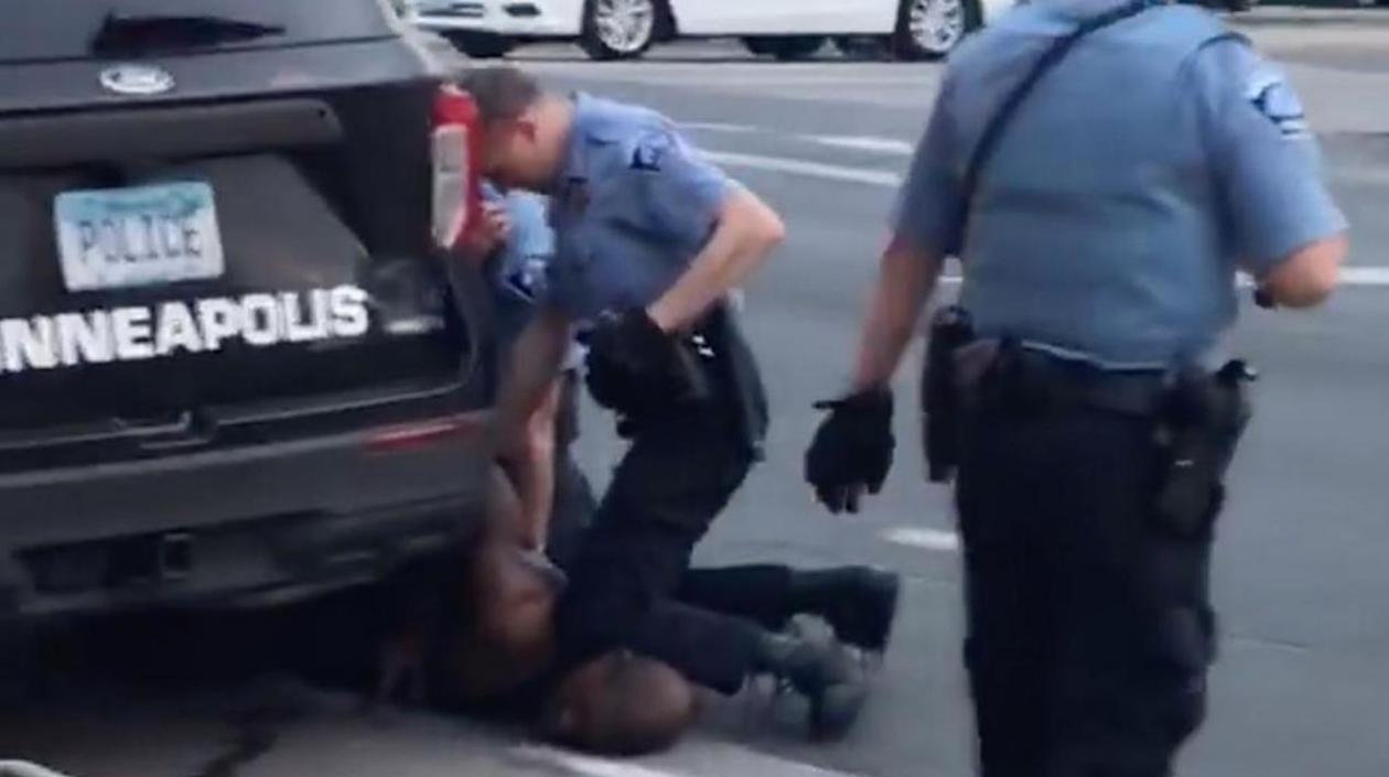 El policía Derek Chauvin presionó el cuello de Floyd durante unos nueve minutos. 