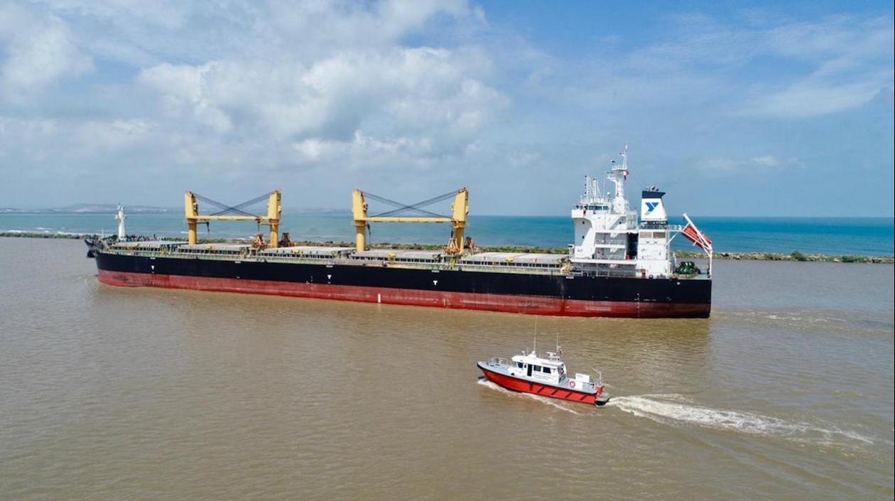 Las maniobras cuentan con la estricta vigilancia de la Dimar.