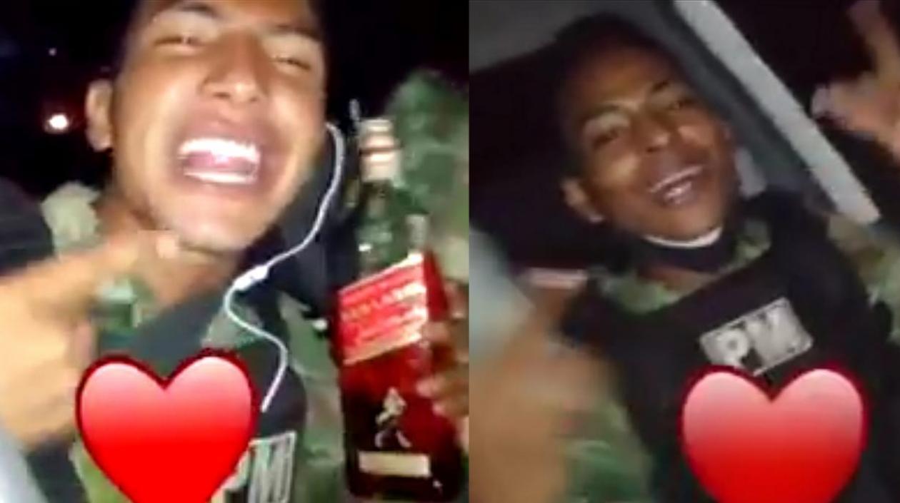 Soldados cantando y con una botella de whisky en mano.