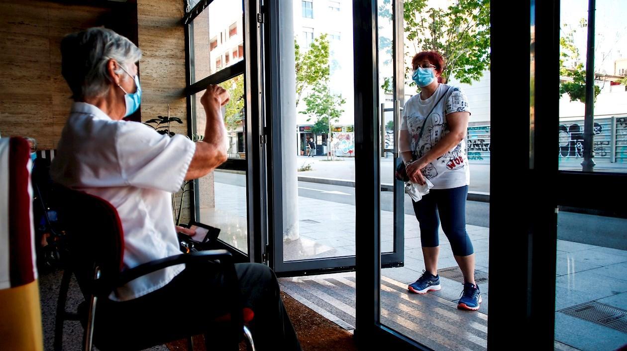 Una mujer visita a su madre Irene en una residencia geriátrica de Barcelona. 