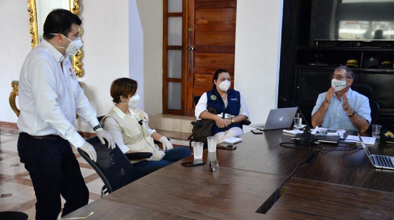 Funcionarios de la Contraloría en la visita al despacho del alcalde.