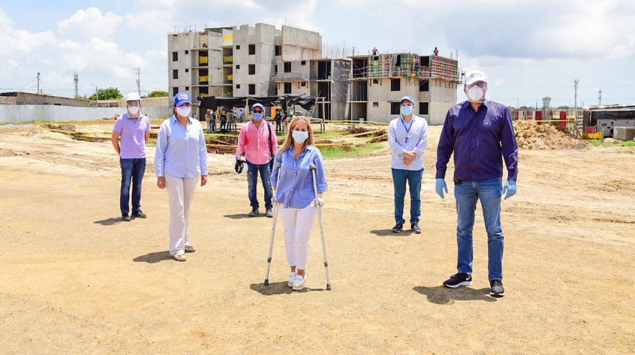 La Gobernadora Elsa Noguera visitando uno de los proyectos en Soledad.