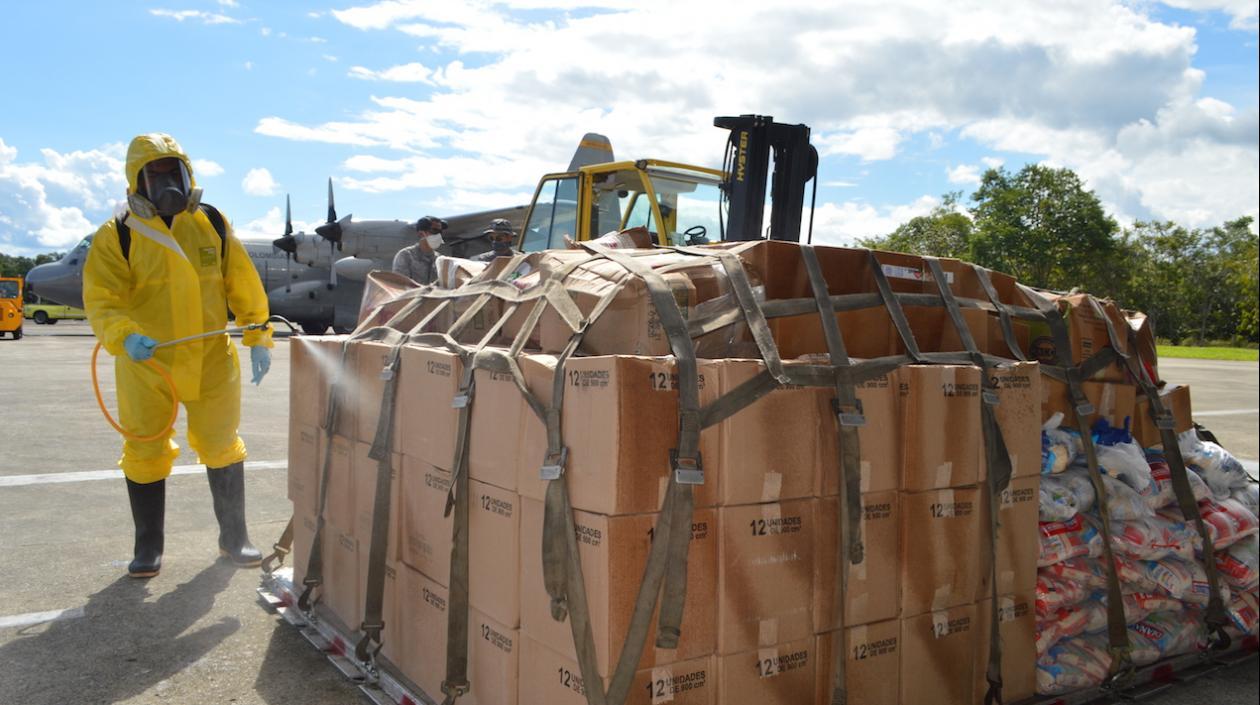 Las ayudas siguen llegando a Amazonas, transportadas por la Fuerza Aérea.