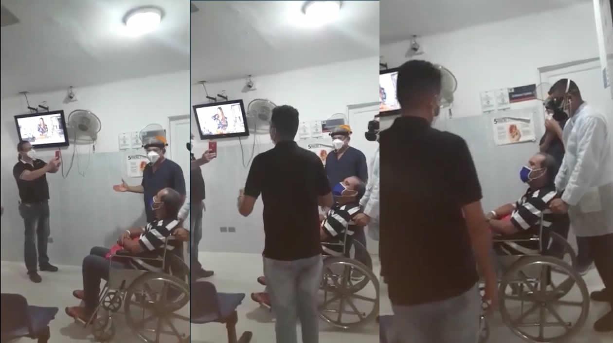 Salida de Manfredo Mendoza de la Clínica Los Almendros.