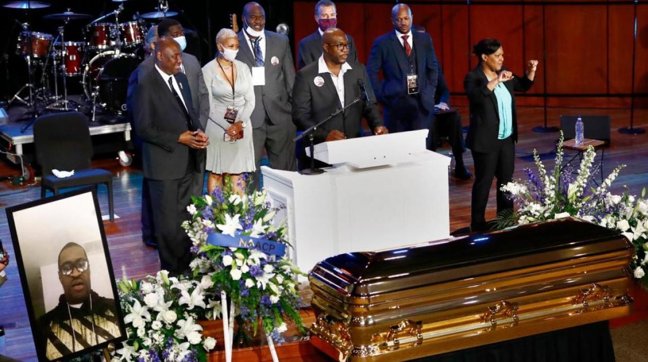  Cientos de personas rindieron homenaje a Floyd en el anfiteatro de una universidad de Mineápolis,.