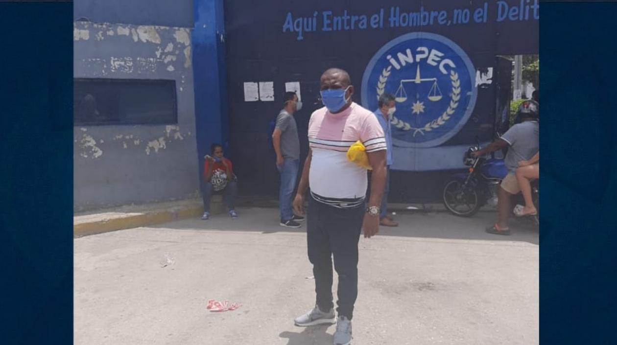 Víctor Meriño al salir de la Penitenciaría El Bosque.