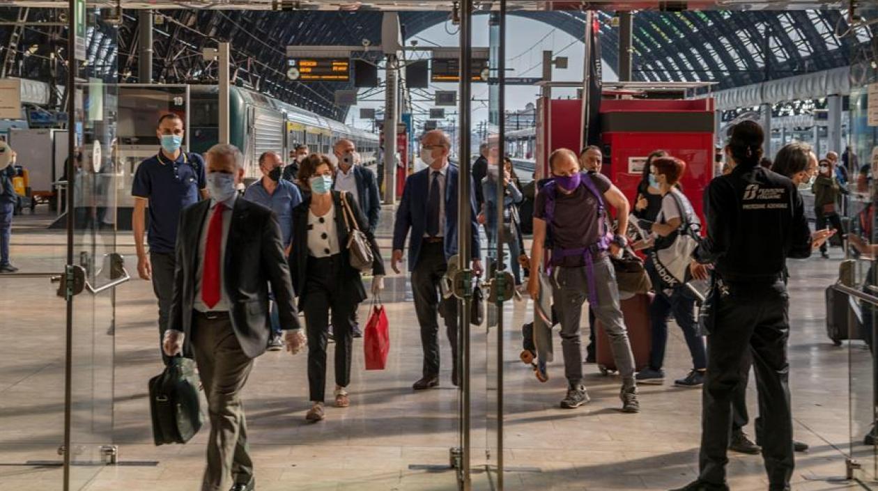 Varios viajeros pasan un control a su llegada a la Estación Central de Milán, antes de tomar un tren tras la reapertura de las fronteras regionales en Italia.