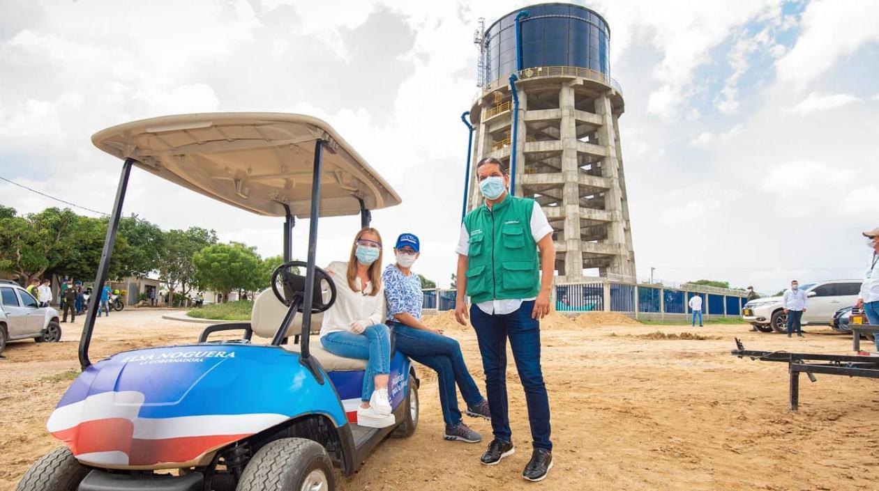 La gobernadora Elsa Noguera inspeccionando una de las obras de acueducto en Sabanalarga.