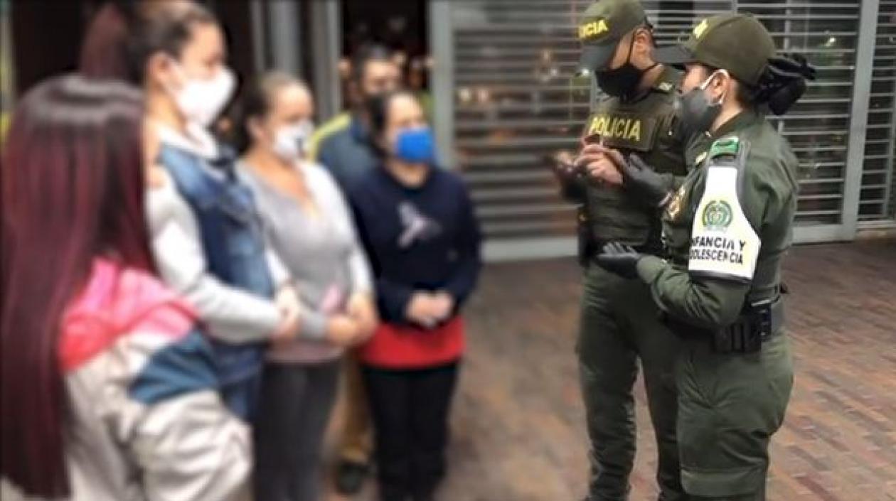 Agentes explican a los padres la obligación de cuidar a sus hijos.