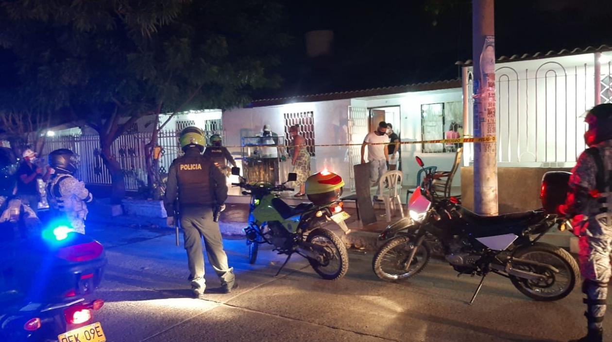 Momentos en que hallaron a unos ciudadanos tomando cerveza en la calle.