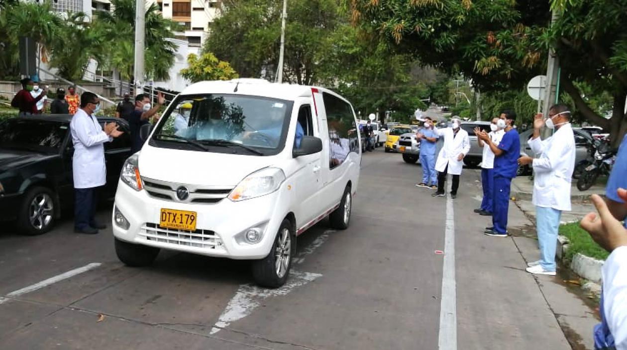Carro fúnebre transportando el cuerpo de Salvador Chimento.