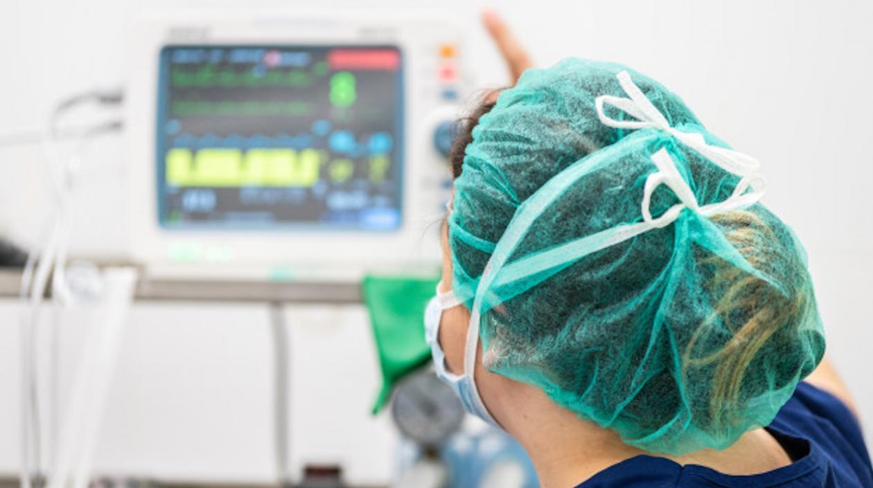 Imagen de una enfermera en UCI.