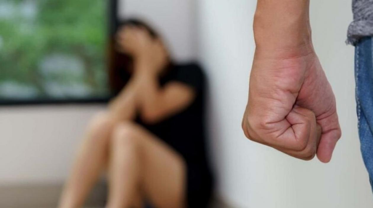 El hombre no habría tenido contemplación a pesar que su esposa estaba embarazada.