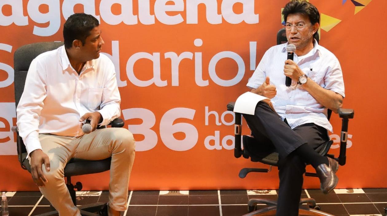 El Secretario -derecha- del Interior, José Humberto Torres.