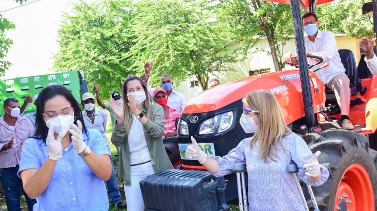 La gobernadora entregando la maquinaria.