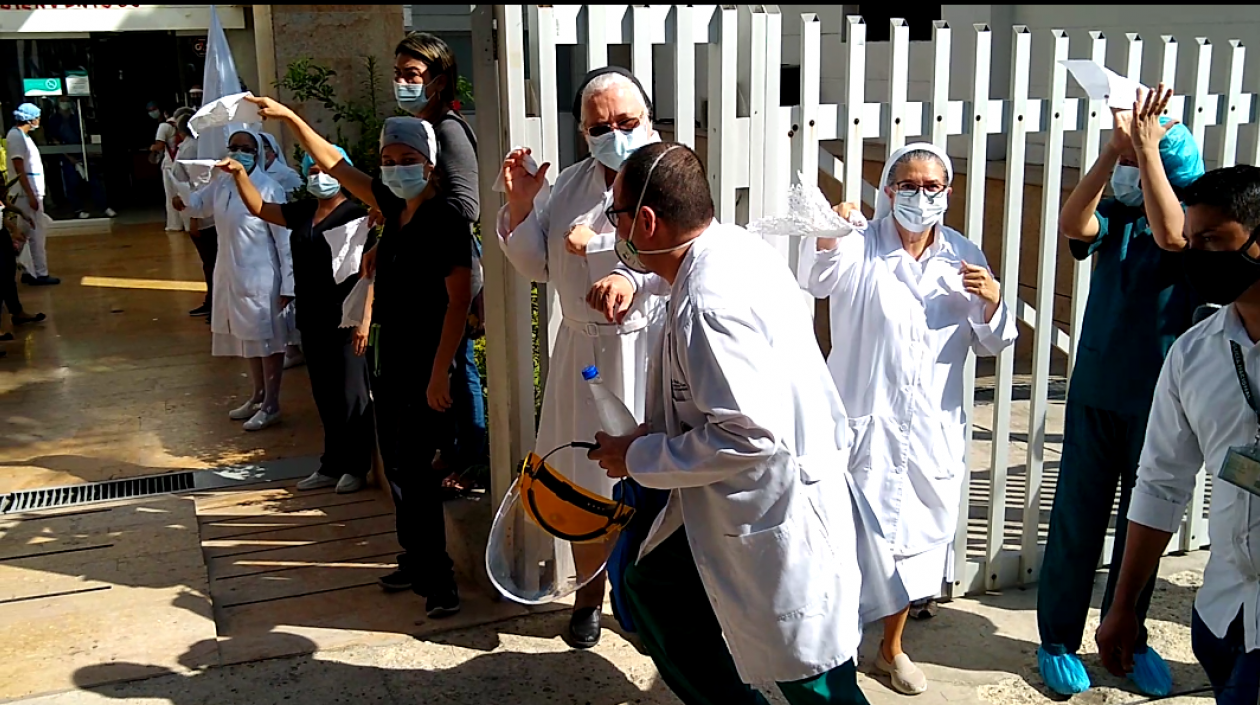 José Julián Buelvas, llegando a la Clínica La Asunción.