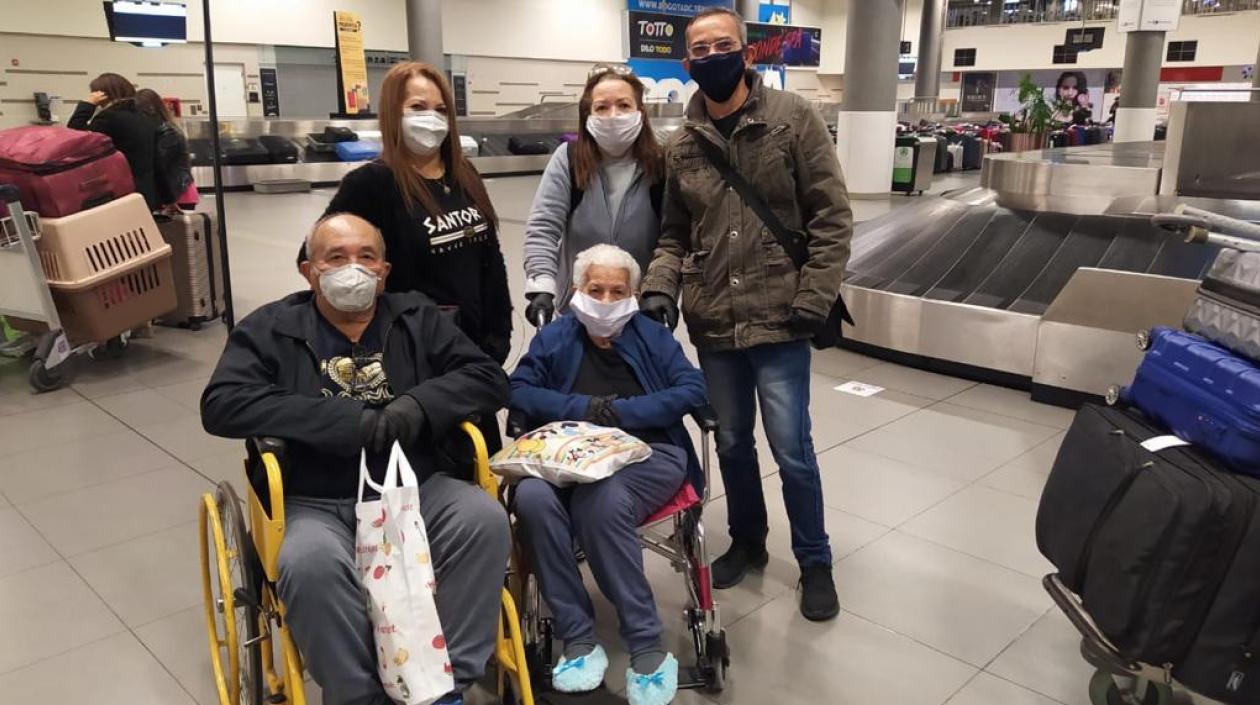 La familia barranquillera Marimón, a su llegada a Bogotá.