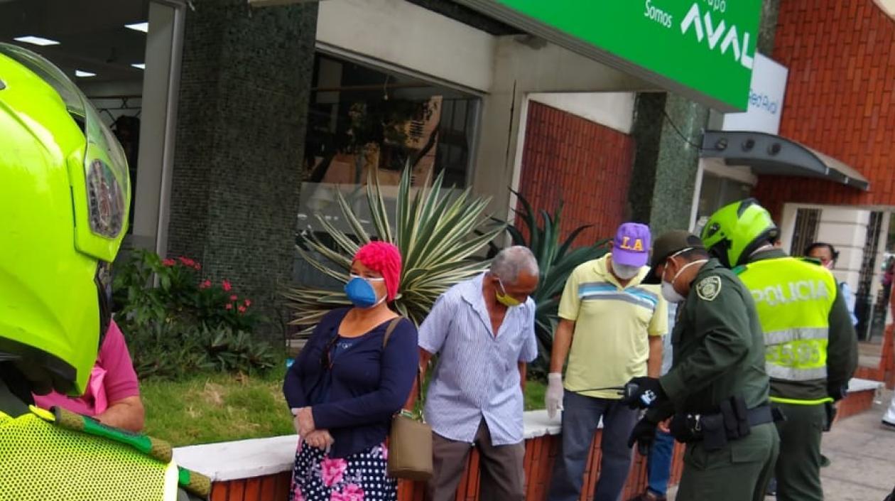 Adulto mayor haciendo filas.