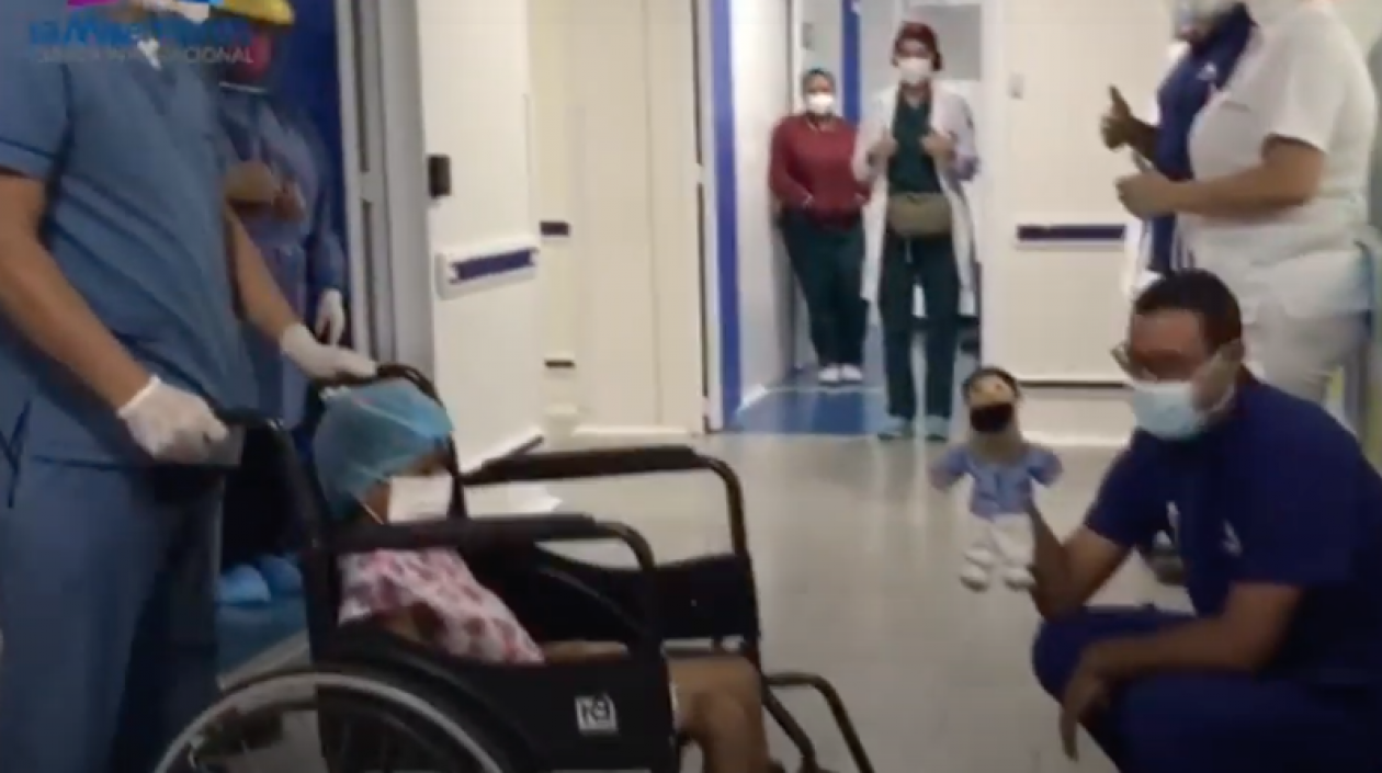 Niña cuando era despedida con un títere.