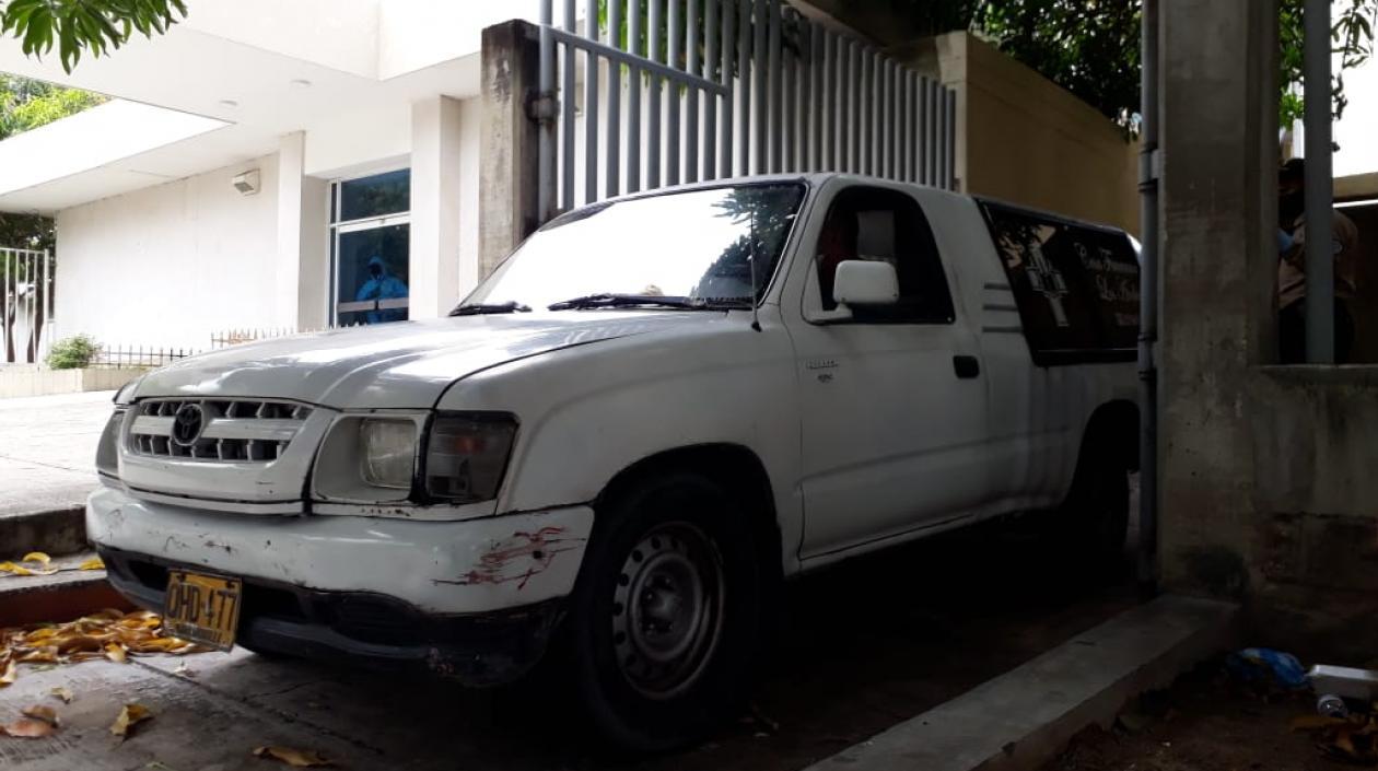 Momento en que el vehículo de la funeraria sacaba el cuerpo de 'Pupileto' de las dependencias de Medicina Legal.