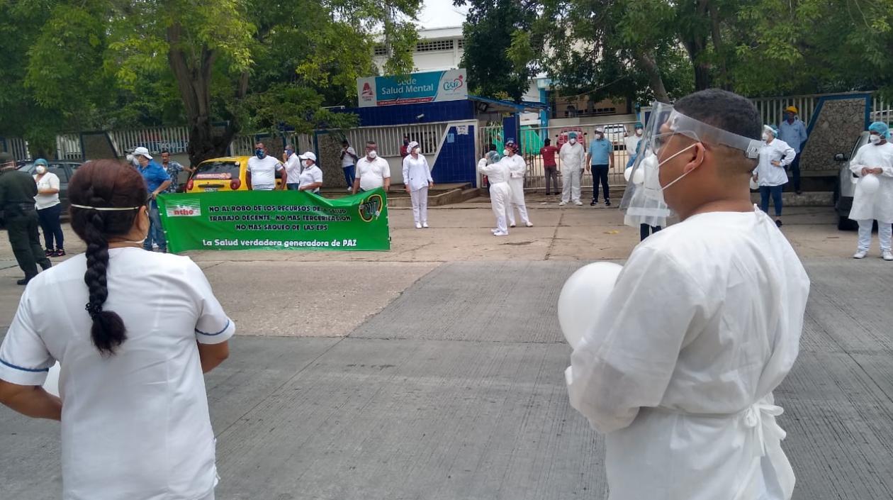 Los trabajadores del Cari mental despiden a Fabián Palacios, en medio de una calle de honor.