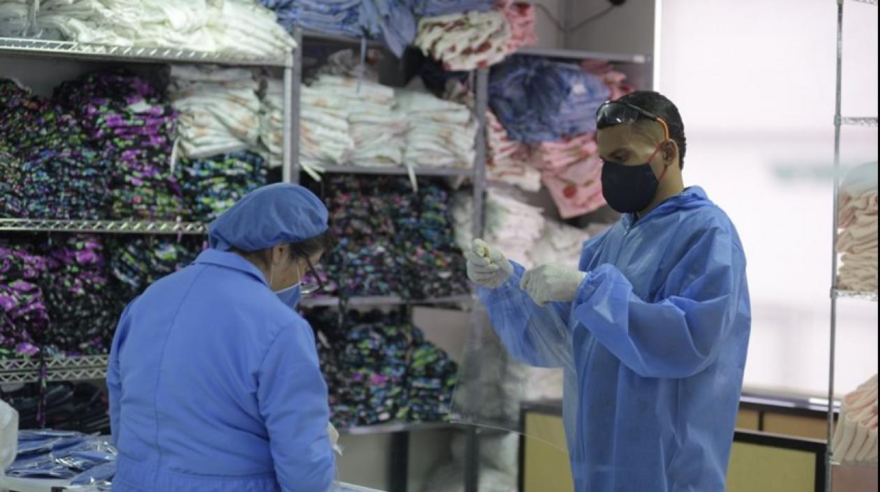 En su informe semestral de perspectivas, OCDE dice que Colombia afronta su peor recesión.